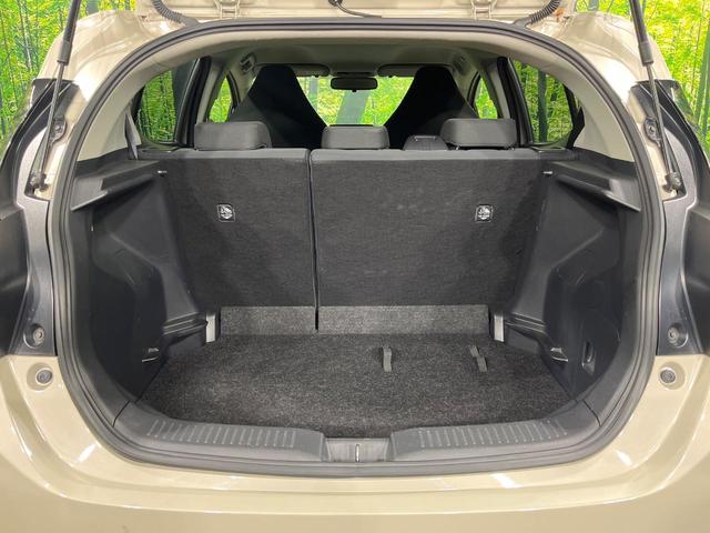 普段のお買い物や通勤、送迎等に十分な荷室スペースを確保しております。セカンドシートを倒すと、大きな荷物の積載も可能です♪