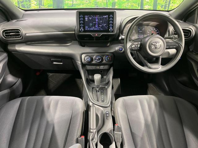 ヤリス Ｘ　禁煙車　純正ナビ付ディスプレイオーディオ　Ｂｌｕｅｔｏｏｔｈ　バックカメラ　ＥＴＣ　セーフティセンス　オートハイビーム　車線逸脱防止装置　ステアリングスイッチ　ヘッドライトレベライザー　スマートキー（2枚目）