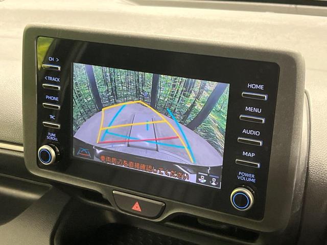 ヤリス Ｘ　禁煙車　純正ナビ付ディスプレイオーディオ　Ｂｌｕｅｔｏｏｔｈ　バックカメラ　ＥＴＣ　セーフティセンス　オートハイビーム　車線逸脱防止装置　ステアリングスイッチ　ヘッドライトレベライザー　スマートキー（4枚目）
