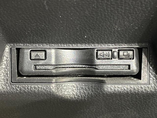 ヤリス Ｘ　禁煙車　純正ナビ付ディスプレイオーディオ　Ｂｌｕｅｔｏｏｔｈ　バックカメラ　ＥＴＣ　セーフティセンス　オートハイビーム　車線逸脱防止装置　ステアリングスイッチ　ヘッドライトレベライザー　スマートキー（5枚目）