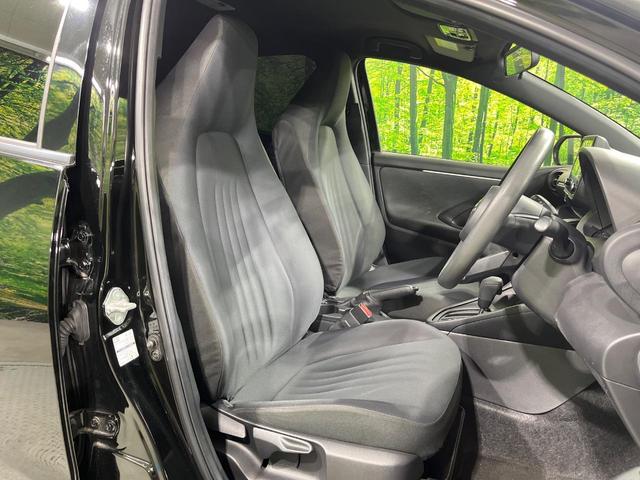 ヤリス Ｘ　禁煙車　純正ナビ付ディスプレイオーディオ　Ｂｌｕｅｔｏｏｔｈ　バックカメラ　ＥＴＣ　セーフティセンス　オートハイビーム　車線逸脱防止装置　ステアリングスイッチ　ヘッドライトレベライザー　スマートキー（10枚目）