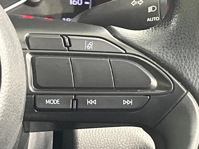 ヤリス Ｘ　禁煙車　純正ナビ付ディスプレイオーディオ　Ｂｌｕｅｔｏｏｔｈ　バックカメラ　ＥＴＣ　セーフティセンス　オートハイビーム　車線逸脱防止装置　ステアリングスイッチ　ヘッドライトレベライザー　スマートキー（24枚目）