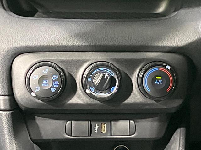 ヤリス Ｘ　禁煙車　純正ナビ付ディスプレイオーディオ　Ｂｌｕｅｔｏｏｔｈ　バックカメラ　ＥＴＣ　セーフティセンス　オートハイビーム　車線逸脱防止装置　ステアリングスイッチ　ヘッドライトレベライザー　スマートキー（30枚目）