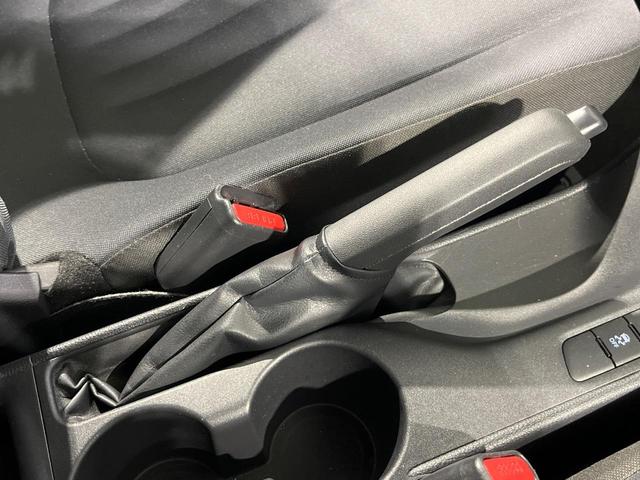 ヤリス Ｘ　禁煙車　純正ナビ付ディスプレイオーディオ　Ｂｌｕｅｔｏｏｔｈ　バックカメラ　ＥＴＣ　セーフティセンス　オートハイビーム　車線逸脱防止装置　ステアリングスイッチ　ヘッドライトレベライザー　スマートキー（42枚目）