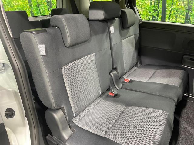 シエンタ ハイブリッドＸ　登録済未使用車　７人乗り　レーダークルーズ　電動スライドドア　衝突被害軽減システム　コーナーセンサー　オートエアコン　トヨタセーフティセンス　スマートキー　ＬＥＤヘッドライト　オートハイビーム（9枚目）