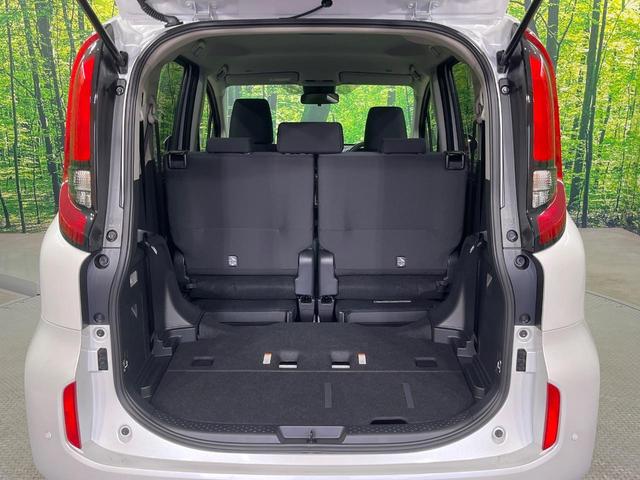 シエンタ ハイブリッドＸ　登録済未使用車　７人乗り　レーダークルーズ　電動スライドドア　衝突被害軽減システム　コーナーセンサー　オートエアコン　トヨタセーフティセンス　スマートキー　ＬＥＤヘッドライト　オートハイビーム（10枚目）