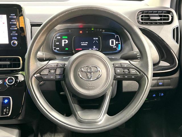 �C���e���A�ɍ��킹���f�U�C���̃X�e�A�����O�́A�^�]�������̂��Ƃ��l���A�^�]���₷���`��A�傫���ł��B�����x�A���ۂɐG���Ă��m���߂��������B