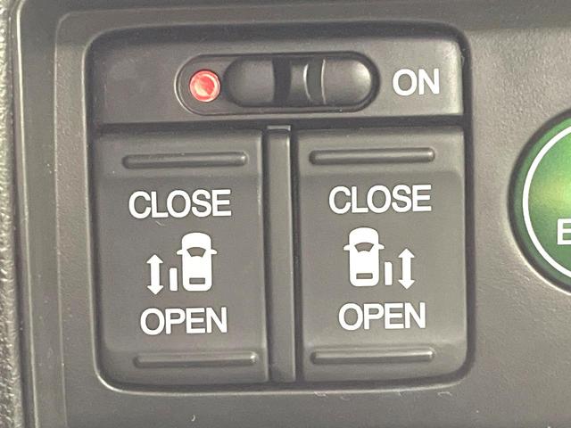 オデッセイ アブソルート・Ｘホンダセンシング　禁煙車　純正８型ナビ　フリップダウンモニター　バックカメラ　アダプティブクルーズコントロール　衝突被害軽減装置　リアオートエアコン　ＬＥＤヘッドライト　オートライト　純正１７ＡＷ　スマートキー（6枚目）