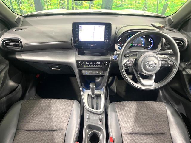 ヤリスクロス ハイブリッドＺ　禁煙車　純正８インチディスプレイオーディオ　バックカメラ　衝突被害軽減システム　レーダークルーズ　ブラインドスポットモニター　シートヒーター　ＥＴＣ　ハーフレザーシート　コーナーセンサー　車線逸脱警報（2枚目）