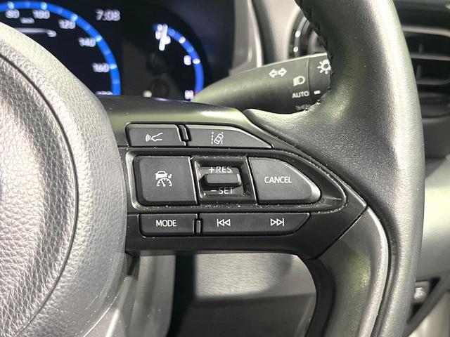 ヤリスクロス ハイブリッドＺ　禁煙車　純正８インチディスプレイオーディオ　バックカメラ　衝突被害軽減システム　レーダークルーズ　ブラインドスポットモニター　シートヒーター　ＥＴＣ　ハーフレザーシート　コーナーセンサー　車線逸脱警報（5枚目）