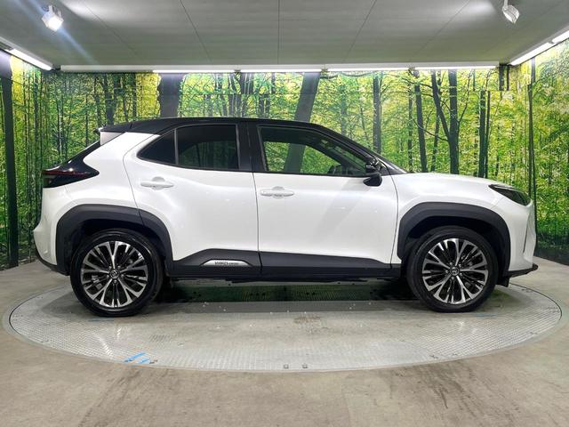 ヤリスクロス ハイブリッドＺ　禁煙車　純正８インチディスプレイオーディオ　バックカメラ　衝突被害軽減システム　レーダークルーズ　ブラインドスポットモニター　シートヒーター　ＥＴＣ　ハーフレザーシート　コーナーセンサー　車線逸脱警報（24枚目）