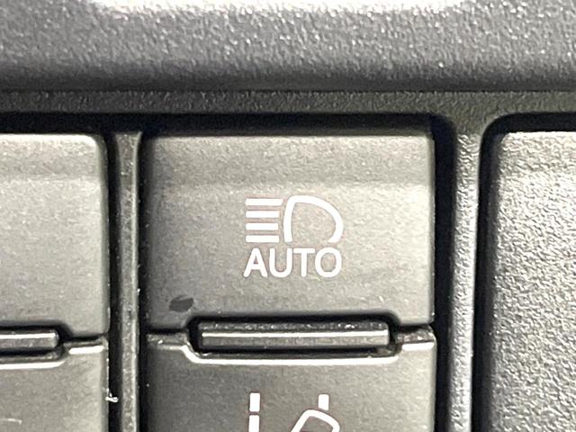 ノア ハイブリッドＳｉ　ダブルバイビーＩＩＩ　禁煙車　純正９インチナビ　後席モニター　両側電動ドア　バックカメラ　衝突被害軽減システム　ハーフレザーシート　コーナーセンサー　スマートキー　ＬＥＤヘッド　ビルトインＥＴＣ　クルコン（41枚目）