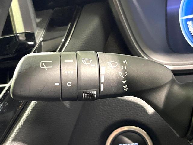 カローラツーリング ハイブリッド　ダブルバイビー　禁煙車　純正１０．５インチディスプレイ　バックカメラ　衝突被害軽減システム　レークル　ハーフレザーシート　コーナーセンサー　ＬＥＤヘッド　ＥＴＣ　純正１７インチＡＷ　オートハイビーム　車線逸脱警報（42枚目）