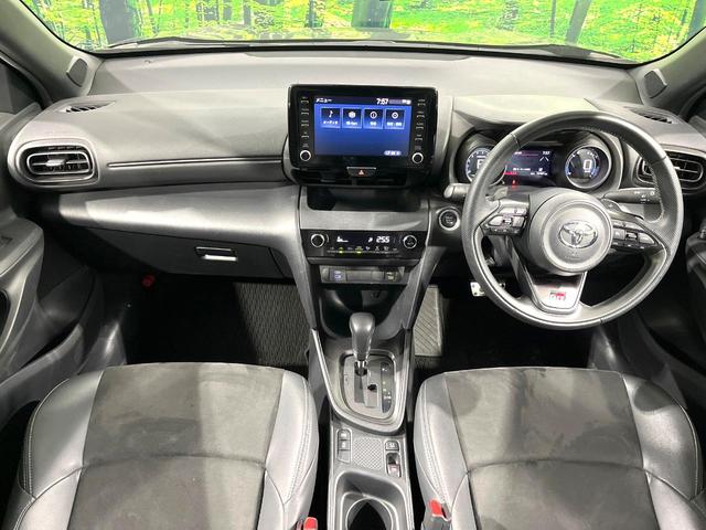 ヤリスクロス ＧＲスポーツ　禁煙車　純正８インチディスプレイ　全周囲カメラ　衝突被害軽減システム　レーダークルーズ　ハーフレザーシート　コーナーセンサー　ＬＥＤヘッド　ＥＴＣ　純正１８インチアルミ　オートハイビーム　車線逸脱警報（2枚目）