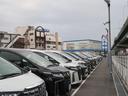 ズラッと並んだ展示車と大きな「N」の看板が目印です!