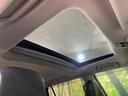 【サンルーフ】開放感たっぷりの希少装備、サンルーフが装着されています!車内に明かりを取り入れたり景色を楽しむ以外にも、車内の空気も簡単に換気できて快適です!
