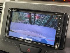 【バックカメラ】駐車時に後方がリアルタイム映像で確認できます。大型商業施設や立体駐車場での駐車時や、夜間のバック時に大活躍！運転スキルに関わらず、今や必須となった装備のひとつです！ 4