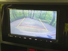 【バックカメラ】駐車時に後方がリアルタイム映像で確認できます。大型商業施設や立体駐車場での駐車時や、夜間のバック時に大活躍！運転スキルに関わらず、今や必須となった装備のひとつです！ 5