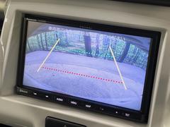 【バックカメラ】駐車時に後方がリアルタイム映像で確認できます。大型商業施設や立体駐車場での駐車時や、夜間のバック時に大活躍！運転スキルに関わらず、今や必須となった装備のひとつです！ 5