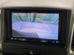 【バックカメラ】駐車時に後方がリアルタイム映像で確認できます。大型商業施設や立体駐車場での駐車時や、夜間のバック時に大活躍！運転スキルに関わらず、今や必須となった装備のひとつです！ 6