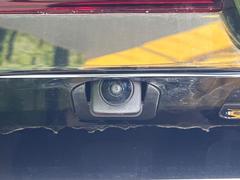 【バックカメラ】駐車時に後方がリアルタイム映像で確認できます。大型商業施設や立体駐車場での駐車時や、夜間のバック時に大活躍！運転スキルに関わらず、今や必須となった装備のひとつです！ 4