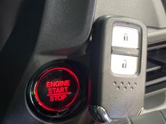 【Ｈｏｎｄａスマートキー】カバンやポケットに入れたままでもドアの施錠・解錠が可能なスマートキーを装備。エンジンのオン・オフ時もカギを取り出す必要が無いからとっても便利です♪ 7