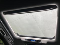 【サンルーフ】開放感たっぷりの希少装備、サンルーフが装着されています！車内に明かりを取り入れたり景色を楽しむ以外にも、車内の空気も簡単に換気できて快適です！ 4