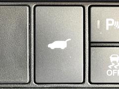 【パワーバックドア】スマートキーや運転席のボタンを押すだけでリアゲートが自動で開閉します！荷物を持っている時や、高い位置にあるバックドアを閉める際に便利な機能です♪ 7