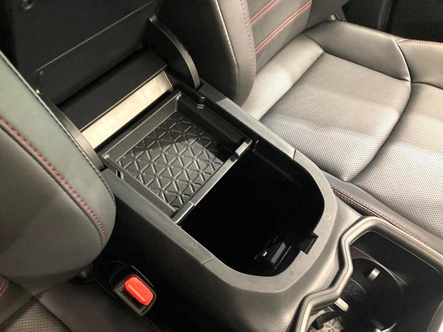 ＲＡＶ４　ＰＨＶ ブラックトーン　純正９インチナビ　全周囲カメラ　衝突被害軽減　１００Ｖ電源　レーダークルーズ　禁煙車　４ＷＤ　電動リアゲート　前席シートエアコン　ドラレコ　コーナーセンサー　ＬＥＤ　ルーフレール（43枚目）