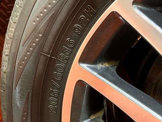 ヴォクシー ＺＳ　両側電動ドア　純正ＳＤナビ　バックカメラ　衝突被害軽減システム　禁煙車　スマートキー　ＬＥＤヘッド　ビルトインＥＴＣ　オートライト　オートエアコン　純正１６インチアルミ　リアエアコン（29枚目）