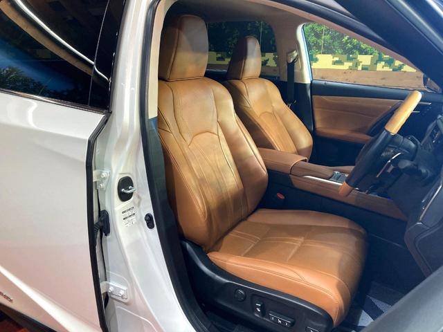 ＲＸ ＲＸ４５０ｈ　バージョンＬ　サンルーフ　純正１２．３型ナビ　全周囲カメラ　衝突被害軽減システム　レーダークルーズ　禁煙車　電動リアゲート　レザーシート　全席シートヒーター　前席シートエアコン　パワーシート　コーナーセンサー（8枚目）