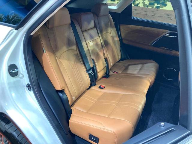 ＲＸ ＲＸ４５０ｈ　バージョンＬ　サンルーフ　純正１２．３型ナビ　全周囲カメラ　衝突被害軽減システム　レーダークルーズ　禁煙車　電動リアゲート　レザーシート　全席シートヒーター　前席シートエアコン　パワーシート　コーナーセンサー（9枚目）