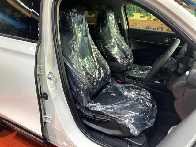 ヴェゼル ｅ：ＨＥＶ　Ｚ　登録済未使用車　ホンダコネクトナビ　バックカメラ　ホンダセンシング　パワーバックドア　レーダークルーズコントロール　ＥＴＣ２．０　純正１８インチアルミホイール　ＬＥＤヘッドライト（9枚目）