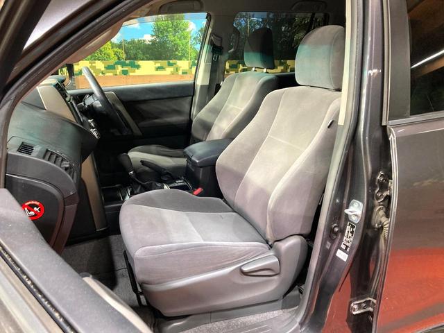 ランドクルーザープラド ＴＸ　７人乗り　ＳＤナビ　禁煙車　スマートキー　ビルドインＥＴＣ　電動格納ミラー　フルセグＴＶ　ＣＤ／ＤＶＤ再生　デュアルオートエアコン　横滑り防止装置（31枚目）