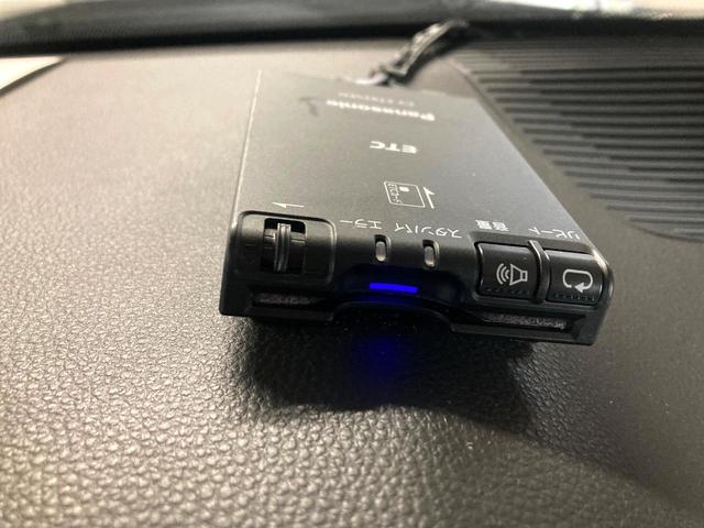 ハリアー Ｓ　純正ナビ機能付きディスプレイオーディオ　バックカメラ　レーダークルーズコントロール　ＥＴＣ　オートブレーキホールド　純正革巻きステアリング　ＬＥＤヘッドライト　純正１７インチアルミホイール（6枚目）