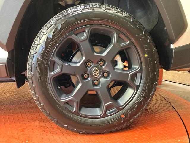RAV4 ハイブリッドアドベンチャー オフロードパッケージII 登録済未使用車 純正10型ディスプレイオーディオ バックカメラ 衝突被害軽減システム レーダークルーズ レザー調シート 前席シートエアコン パワーシート コーナーセンサー LEDヘッド ルーフレール(21枚目)