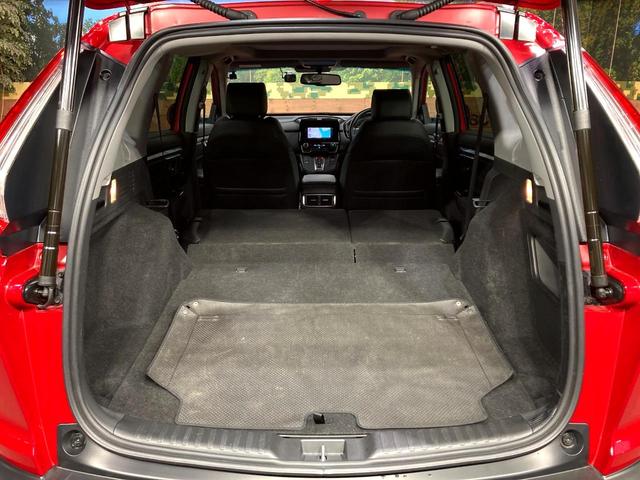 【パワーバックドア】スマートキーや運転席のボタンを押すだけでリアゲートが自動で開閉します！荷物を持っている時や、高い位置にあるバックドアを閉める際に便利な機能です♪