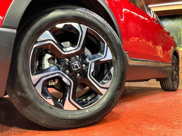 【純正１８インチアルミホイール】外観にマッチした純正アルミホイールを装着しております。各種社外アルミホイールや、スタッドレスタイヤも取扱いしております。是非ご相談ください♪