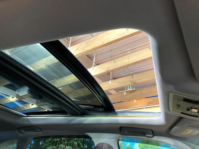 【サンルーフ】開放感たっぷりの希少装備、サンルーフが装着されています！車内に明かりを取り入れたり景色を楽しむ以外にも、車内の空気も簡単に換気できて快適です！
