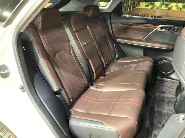 後部座席も気になるようなキズ・汚れやへたり等、大きなダメージはなく、良好な状態です。