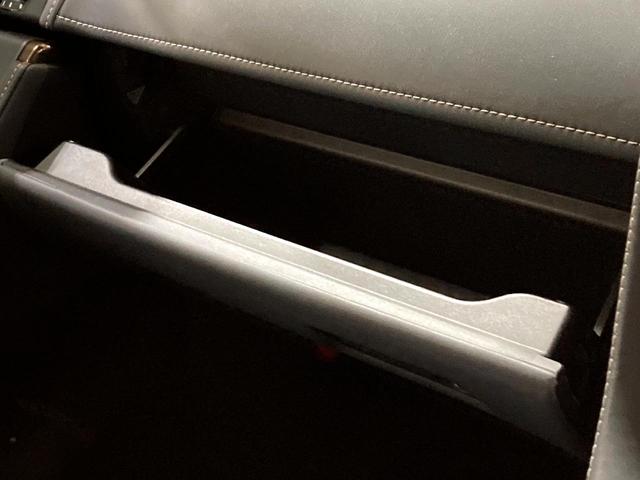 ヴェルファイアハイブリッド Ｚ　プレミア　ガラスルーフ　両側電動スライドドア　１４型ディスプレイオーディオ　全周囲カメラ　黒本革シート　レーダークルーズコントロール　ＥＴＣ　Ｂｌｕｅｔｏｏｔｈ再生　シートベンチレーション　パワーバックドア（63枚目）