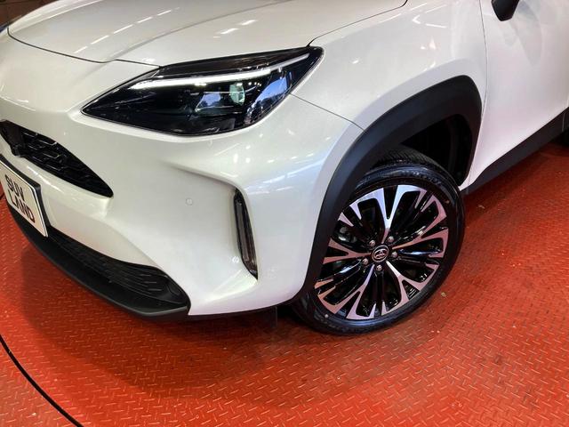 ヤリスクロス ハイブリッドＺ　ナビ機能付きディスプレイオーディオ　全周囲カメラ　衝突被害軽減システム　レーダークルーズ　禁煙車　ハーフレザーシート　パワーシート　コーナーセンサー　ＬＥＤヘッド　ＥＴＣ　純正１８インチアルミ（12枚目）