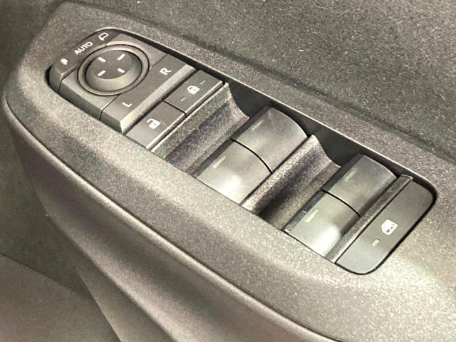 ヤリスクロス ハイブリッドＺ　ナビ機能付きディスプレイオーディオ　全周囲カメラ　衝突被害軽減システム　レーダークルーズ　禁煙車　ハーフレザーシート　パワーシート　コーナーセンサー　ＬＥＤヘッド　ＥＴＣ　純正１８インチアルミ（34枚目）