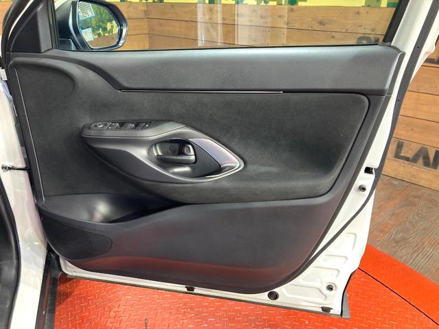 ヤリスクロス ハイブリッドＺ　ナビ機能付きディスプレイオーディオ　全周囲カメラ　衝突被害軽減システム　レーダークルーズ　禁煙車　ハーフレザーシート　パワーシート　コーナーセンサー　ＬＥＤヘッド　ＥＴＣ　純正１８インチアルミ（35枚目）