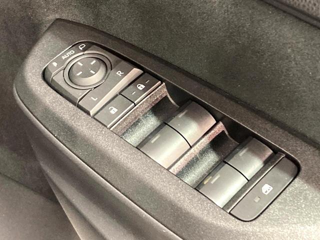 ヤリスクロス Ｘ　８インチナビ　バックカメラ　衝突被害軽減システム　レーダークルーズ　禁煙車　ドラレコ　ＥＴＣ　コーナーセンサー　スマートキー　オートハイビーム　車線逸脱警報　オートライト　Ｂｌｕｅｔｏｏｔｈ　フルセグ（34枚目）