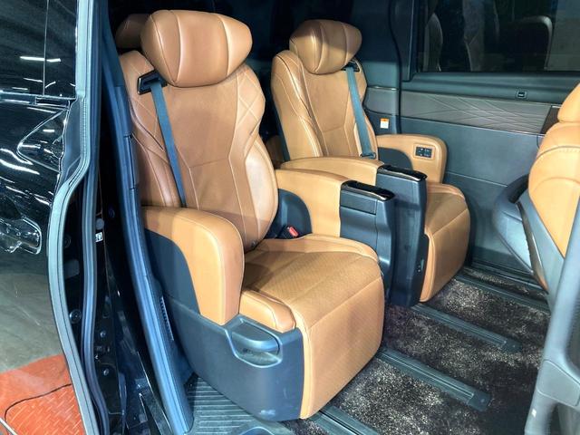 ヴェルファイアハイブリッド Ｚ　プレミア　左右独立ガラスルーフ　モデリスタエアロ　両側電動ドア　全周囲カメラ　衝突被害軽減システム　レーダークルーズ　禁煙車　電動リアゲート　レザーシート　前席シートエアコン　リアシートエアコン（10枚目）