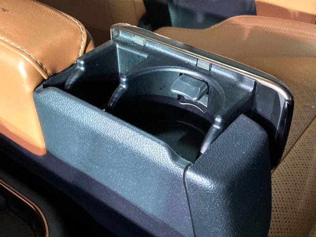 ヴェルファイアハイブリッド Ｚ　プレミア　左右独立ガラスルーフ　モデリスタエアロ　両側電動ドア　全周囲カメラ　衝突被害軽減システム　レーダークルーズ　禁煙車　電動リアゲート　レザーシート　前席シートエアコン　リアシートエアコン（43枚目）