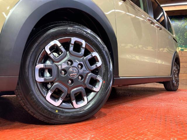 フリード ｅ：ＨＥＶクロスター　登録済未使用車　６人乗り　両側電動スライドドア　シートヒーター　ブラインドスポットモニター　ホンダセンシング　レーダークルーズ　ＬＥＤヘッドライト　スマートキー　ステアリングリモコン（13枚目）