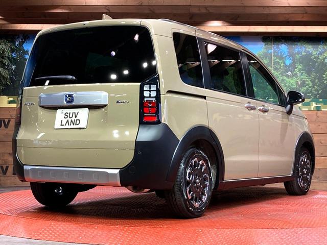 フリード ｅ：ＨＥＶクロスター　登録済未使用車　６人乗り　両側電動スライドドア　シートヒーター　ブラインドスポットモニター　ホンダセンシング　レーダークルーズ　ＬＥＤヘッドライト　スマートキー　ステアリングリモコン（17枚目）