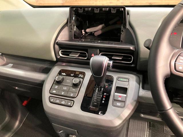 フリード ｅ：ＨＥＶクロスター　登録済未使用車　６人乗り　両側電動スライドドア　シートヒーター　ブラインドスポットモニター　ホンダセンシング　レーダークルーズ　ＬＥＤヘッドライト　スマートキー　ステアリングリモコン（42枚目）